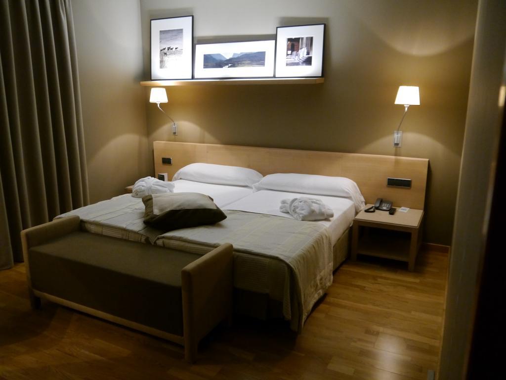 Parador De Σέου δ' Ουρζέλ Δωμάτιο φωτογραφία